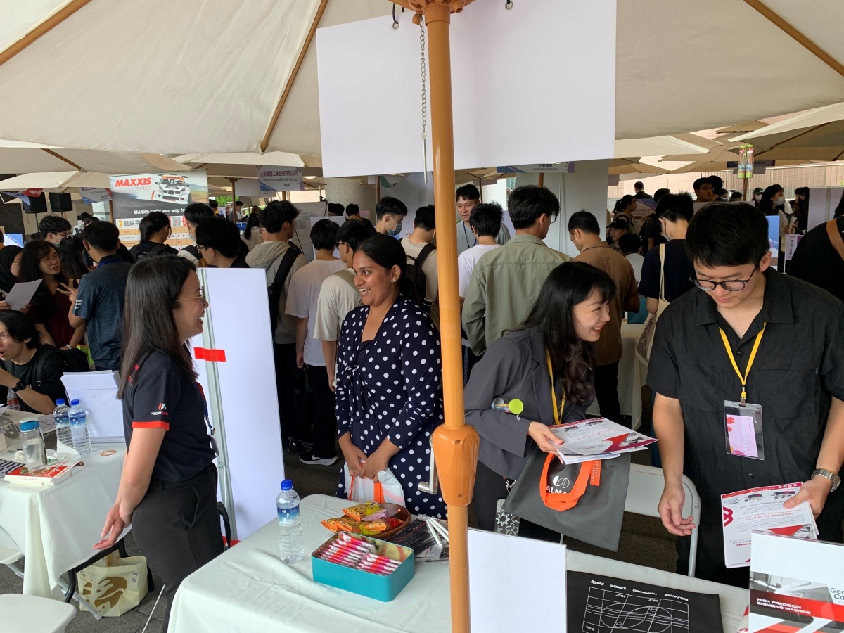 就博會人潮不斷，場面熱絡。The job fair was crowded with a lively atmosphere.