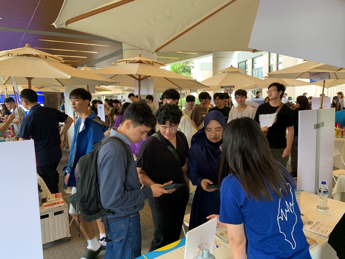就博會人潮不斷，場面熱絡。The job fair was crowded with a lively atmosphere.