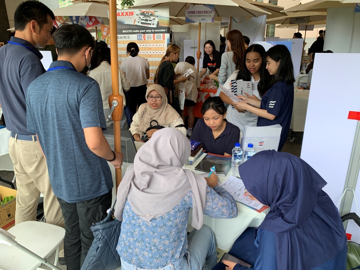 就博會人潮不斷，場面熱絡。The job fair was crowded with a lively atmosphere.