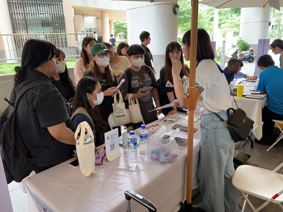 就博會人潮不斷，場面熱絡。The job fair was crowded with a lively atmosphere.Students warming up before the race.