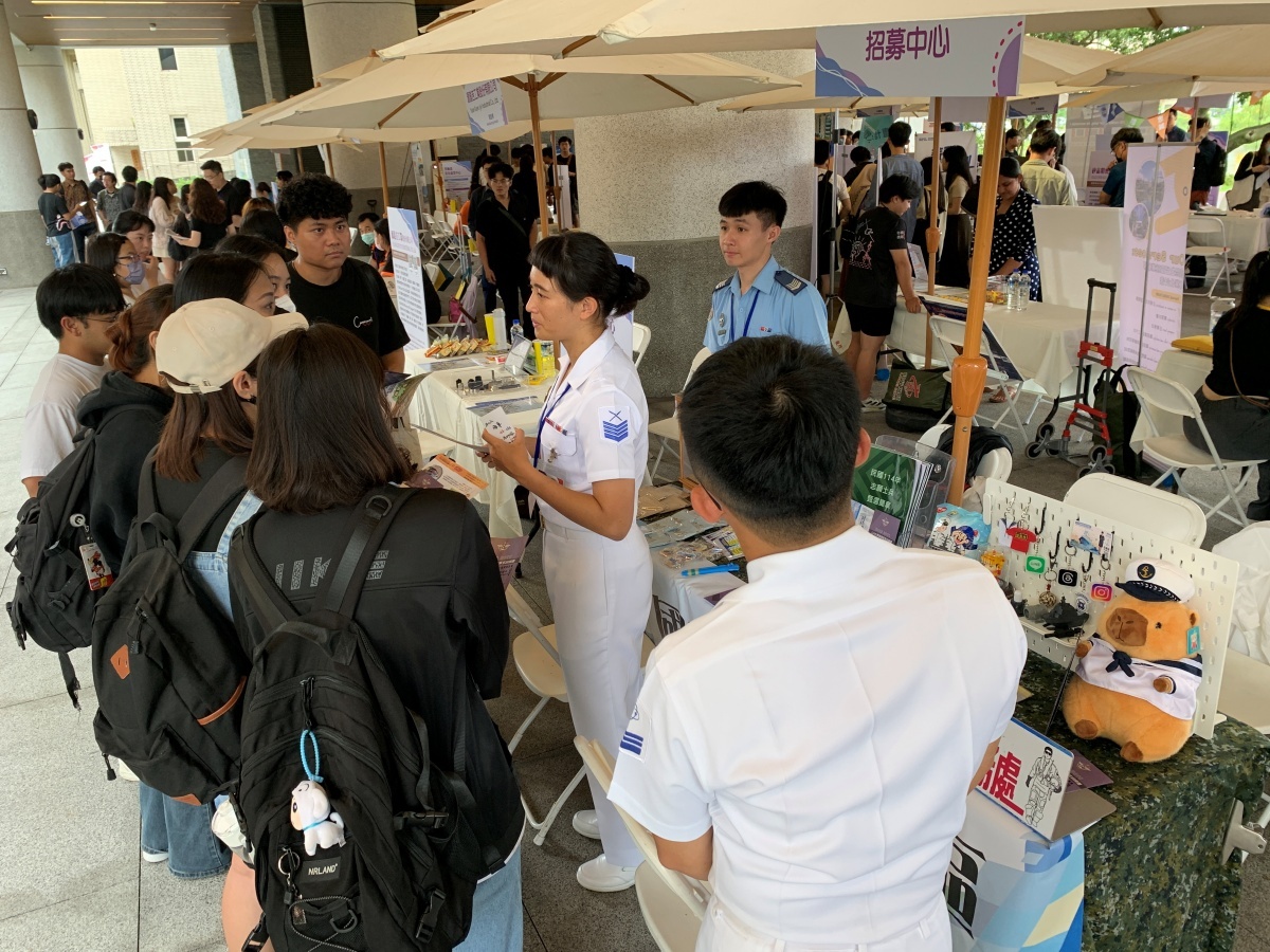 國軍中部地區人才招募中心亦於會場設攤，吸引許多學生駐足。The Military Recruitment Center for Central Taiwan also set up a booth, drawing interest from many students.