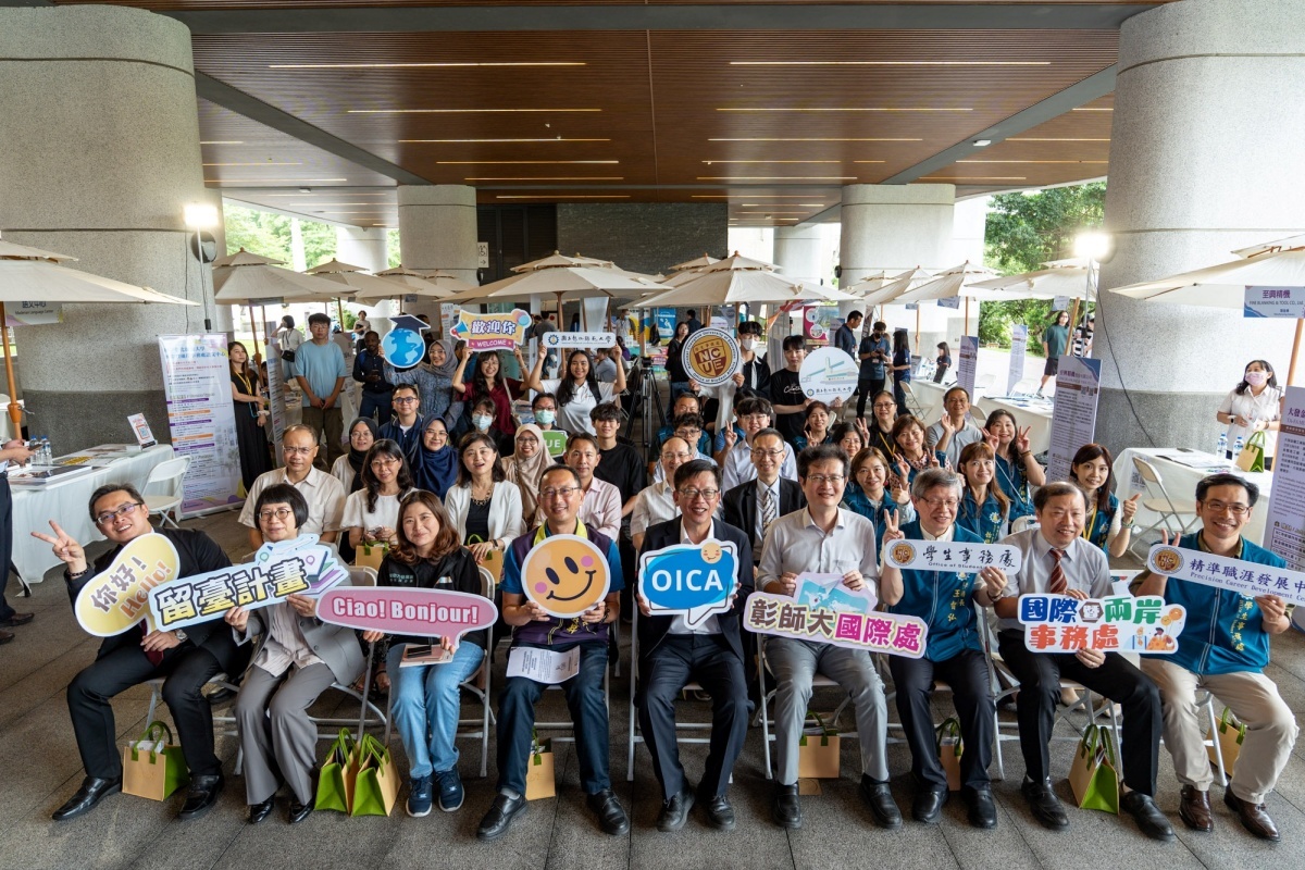 本校多位一級主管、學院院長、來賓與活動工作人員於會場合影。Group photo of senior NCUE administrators, college deans, guests, and event staff.