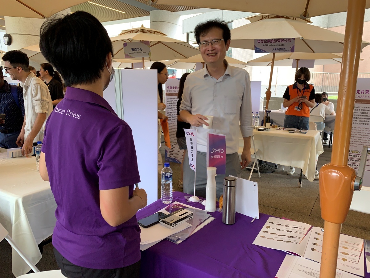陳副校長與參展廠商代表互動。Vice President Chen interacted with representatives from participating companies.