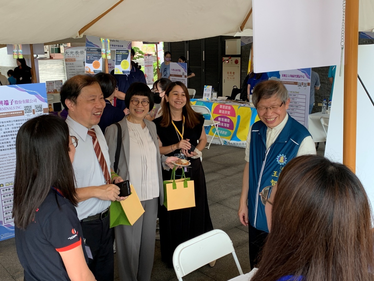 李國際長、王學務長及宋研發長造訪攤位與企業代表互動。Dean Lee (International Affairs), Dean Wang (Student Affairs), and Dean Sung (R&D) visited booths and interacted with company representatives.