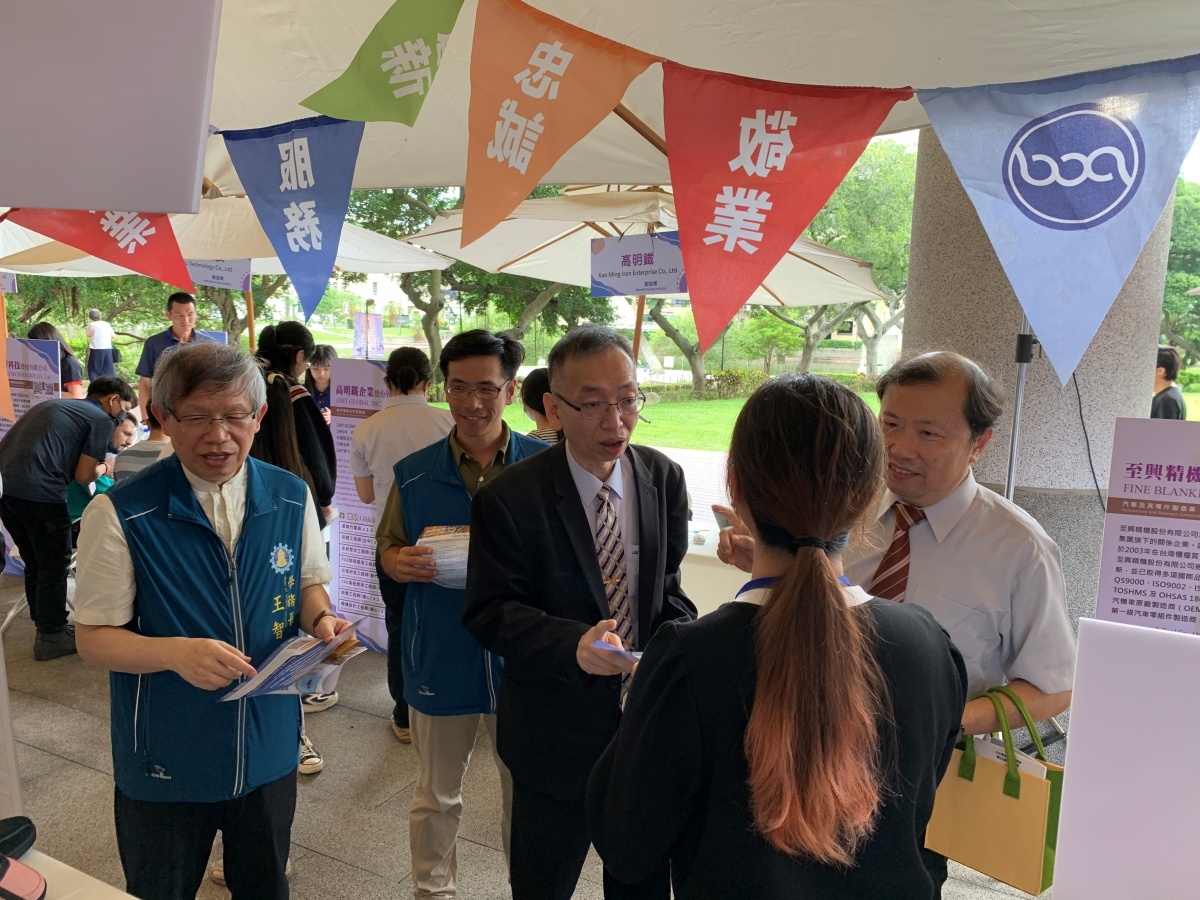 工學院賴院長、李國際長、王學務長及孫主任造訪廠商攤位。Dean Lai of the College of Engineering, joined by Deans Lee, Dean Wang, and Director Sun, visited company booths at the job fair.