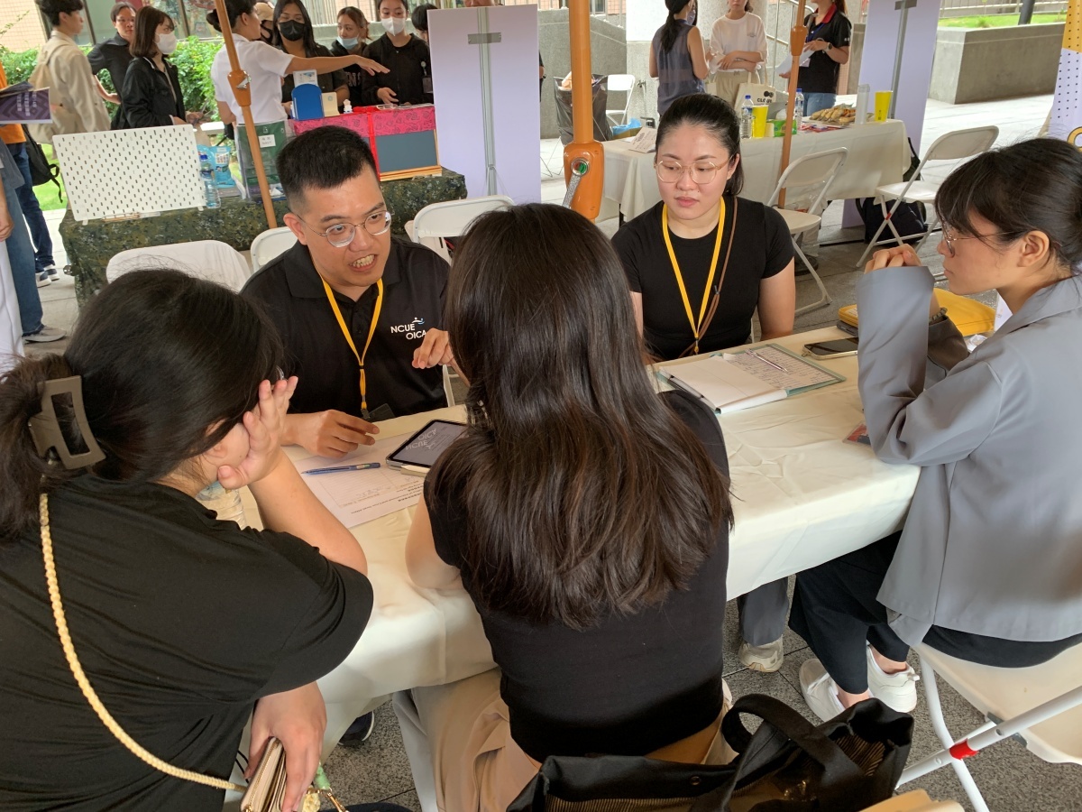 國際處於會場設置職涯諮詢專區，提供個別諮詢。The OICA set up a career consultation area at the venue to provide one-on-one advising.