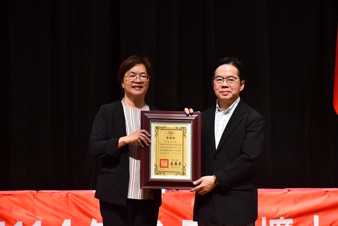 彰化縣王惠美縣長於114年6月24日頒獎恭喜邱文正老師「字耕農」甲骨文字科技術的作品，能在同一年連續獲得這兩項大獎殊榮。