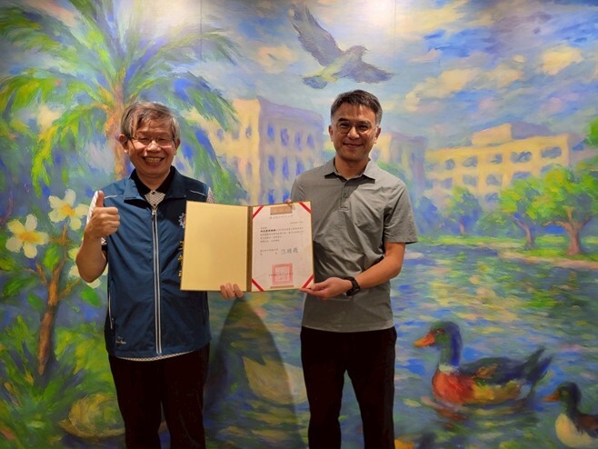王智弘學務長頒發感謝狀，由坤辰營建呂宜修副總代表接受
