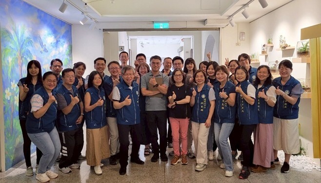 王智弘學務長率全處同仁與坤辰營建同仁共同合影留念