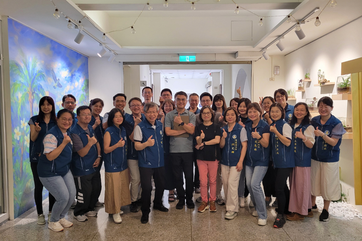 王智弘學務長率全處同仁與坤辰營建同仁共同合影留念。