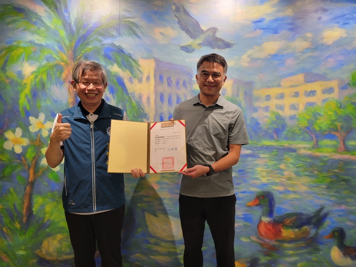 王智弘學務長頒發感謝狀，由坤辰營建呂宜修副總代表接受。