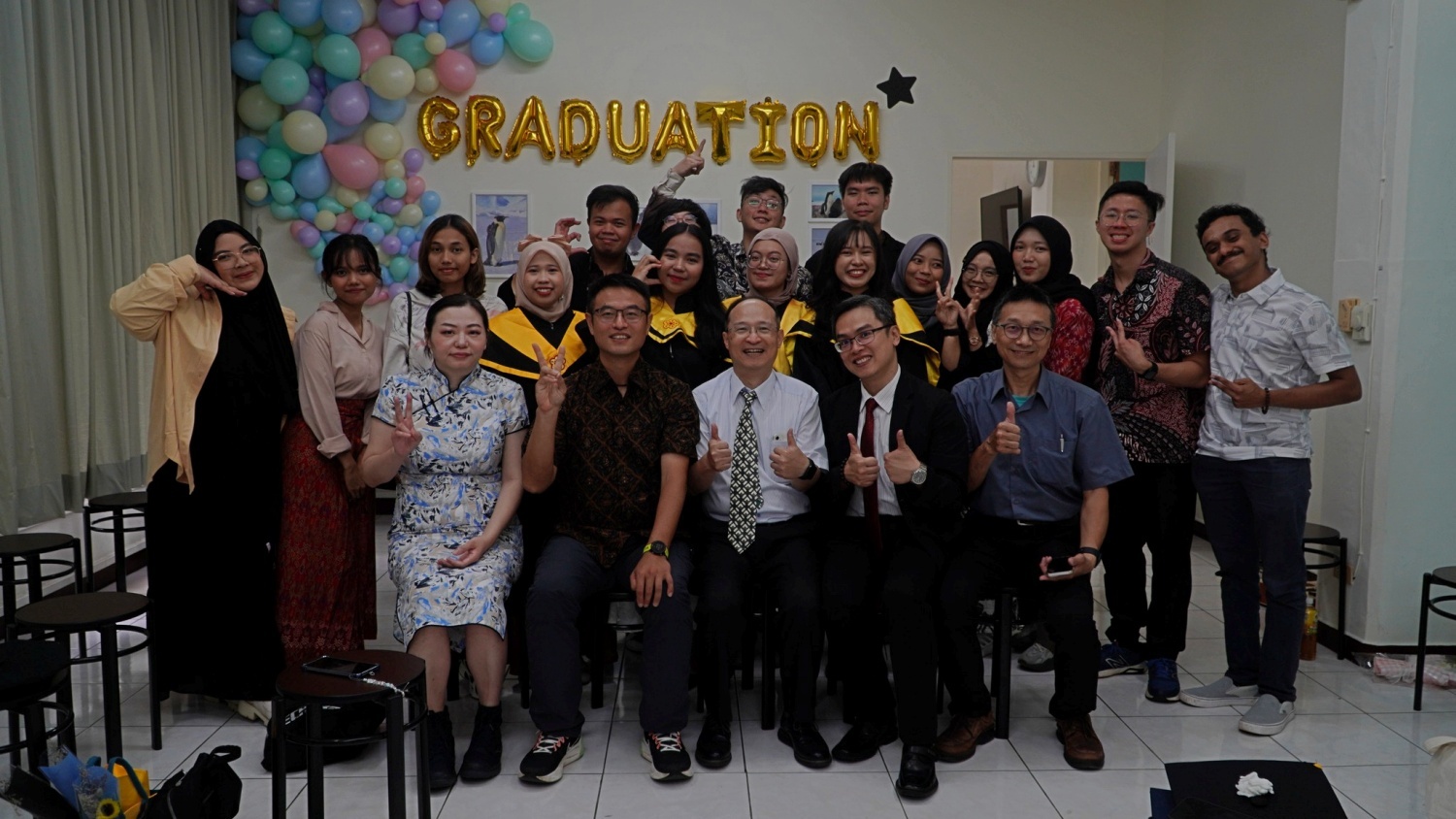IMPS畢業典禮與會師生合影。Group photo of IMPS graduates and participating faculty at the ceremony.