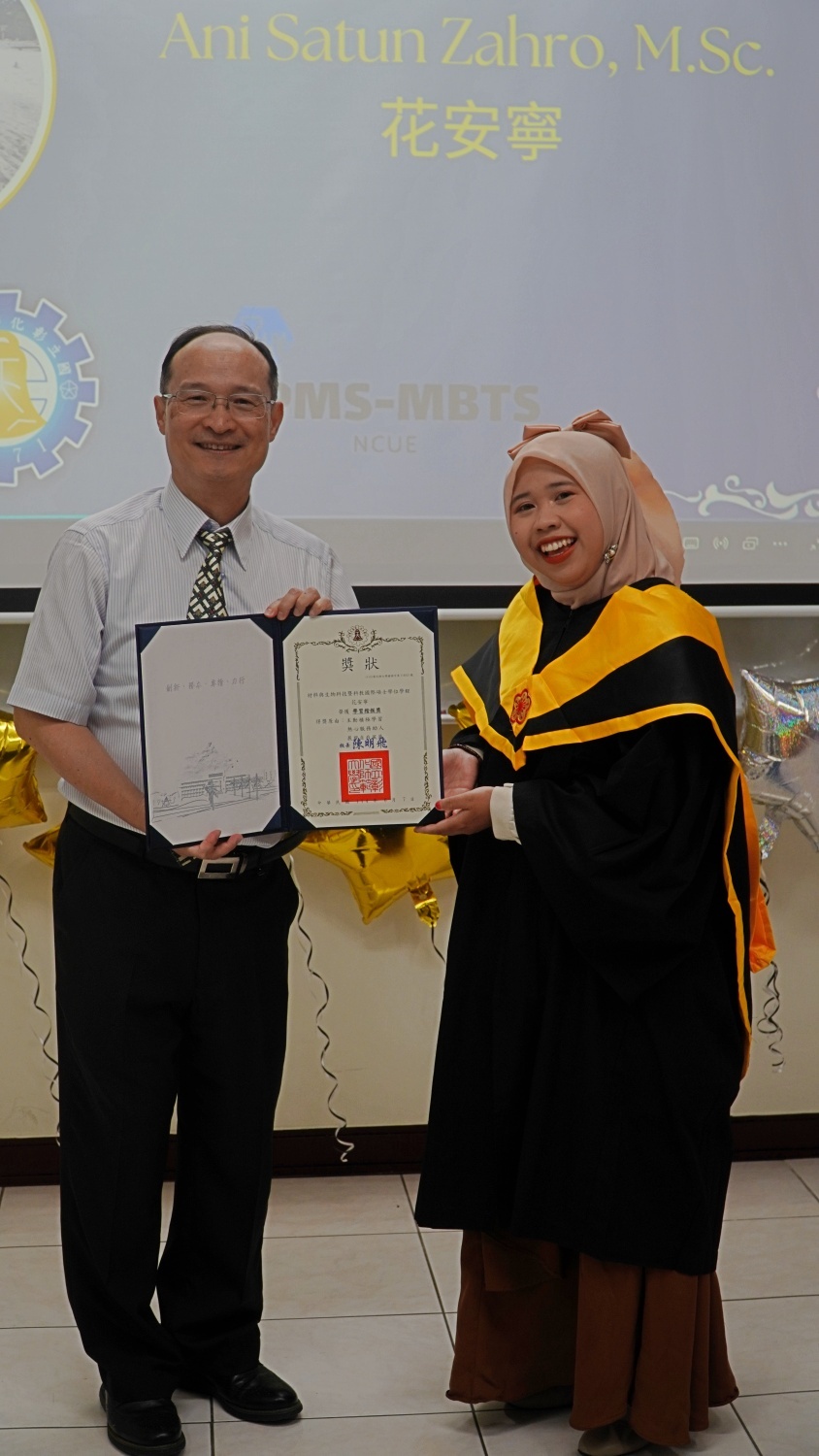 黃院長頒發IMPS畢業生學業優良獎予Ani Satun Zahro。Dean Chi-Yen Huang presents the IMPS Academic Excellence Award to graduate Ani Satun Zahro.