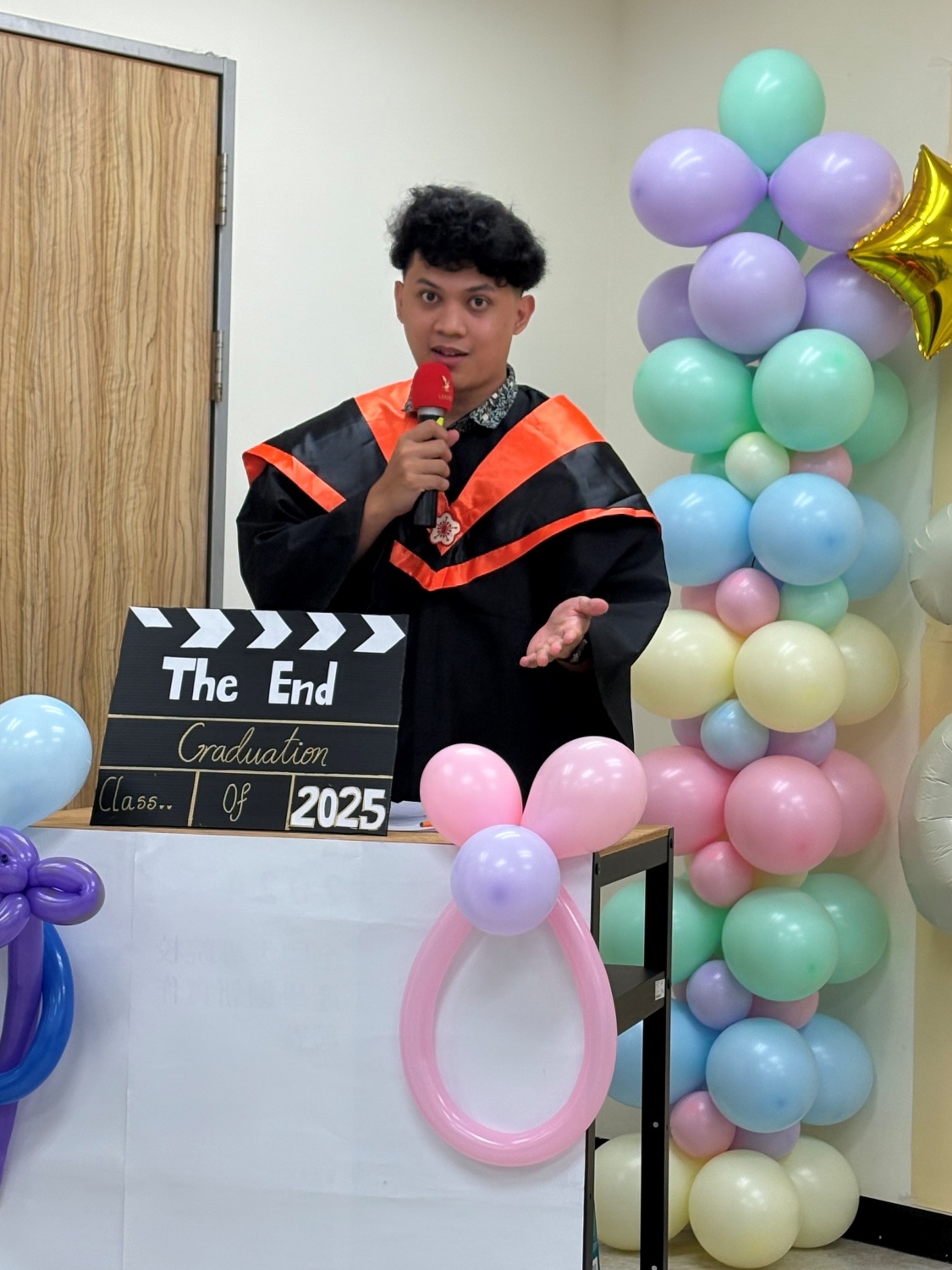 IMPE集學業優良獎、服務奉獻獎與斐陶斐榮譽於一身的Alfredo Yosia Sakul代表畢業生致謝詞。Alfredo Yosia Sakul, who received the IMPE Academic Excellence Award, Service Contribution Award, and Phi Tau Phi Honor, delivers a speech on behalf of the graduates.