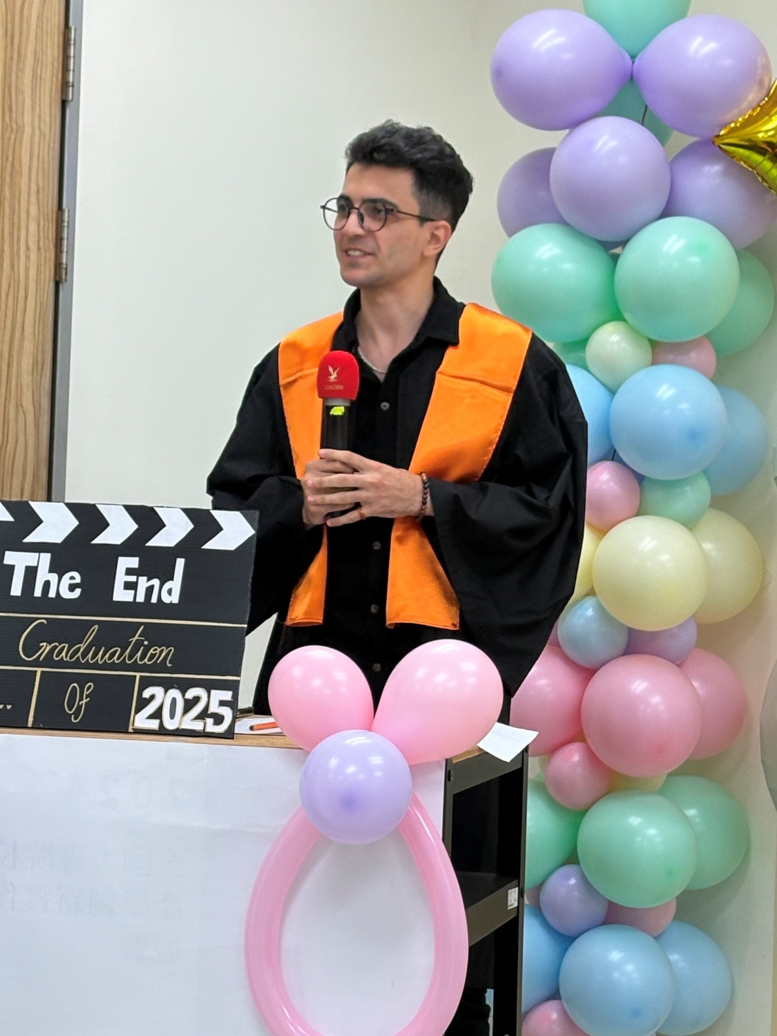 IMPE畢業生Muhammed Enes Mermer代表致謝詞。IMPE graduate Muhammed Enes Mermer delivers a speech on behalf of the class.