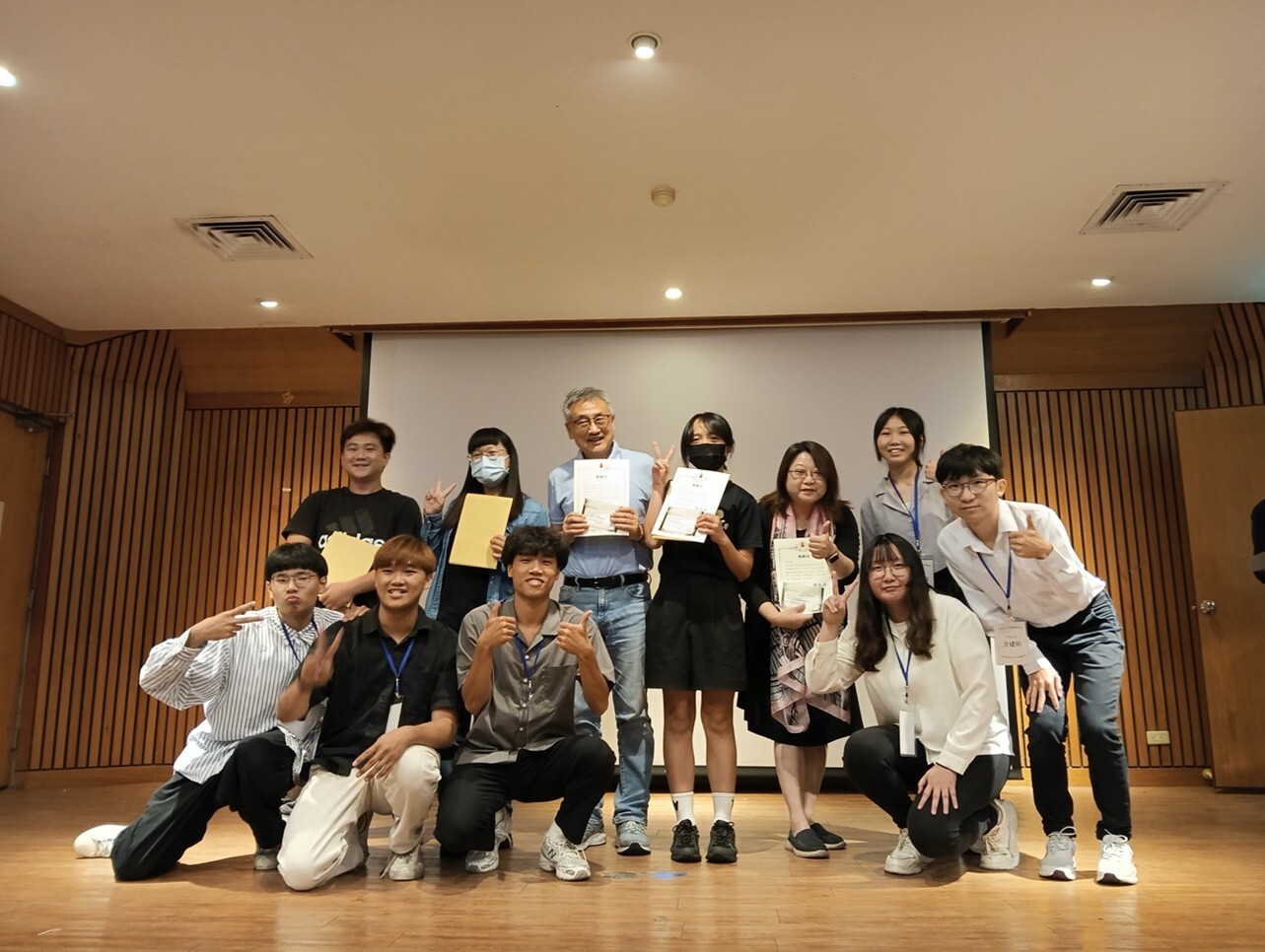 實習小組同學感謝學校督導白倩如副教授（右四）及機構督導並合影