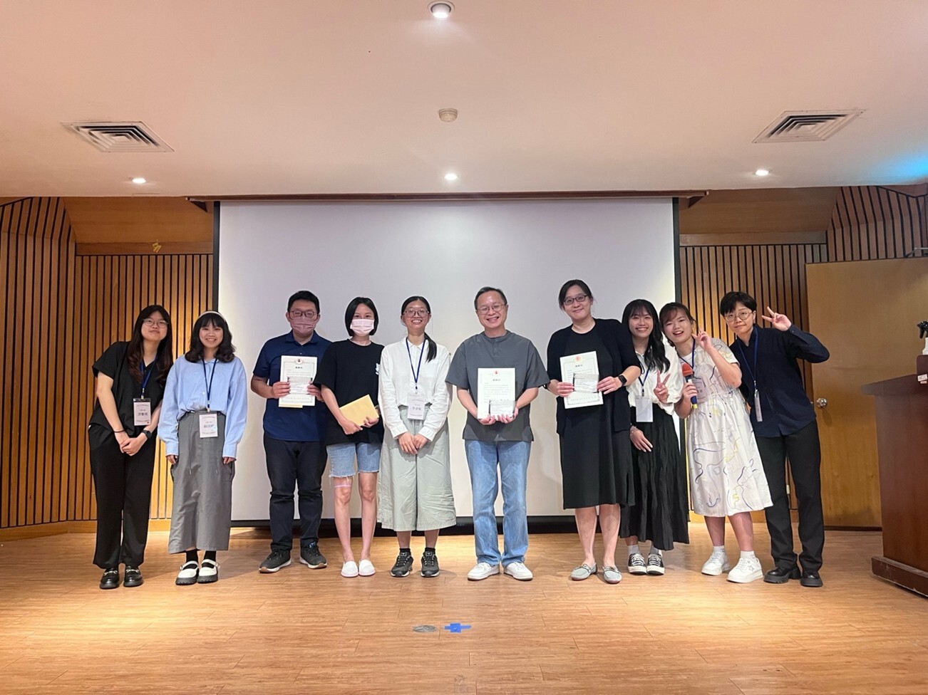 實習小組同學感謝學校督導葉怡伶副教授（右四）並合影
