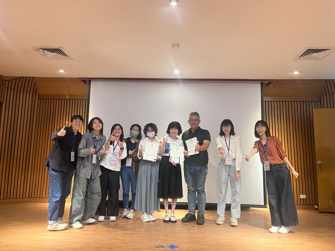 實習小組同學感謝學校督導王翊涵教授（右四）與機構督導並合影