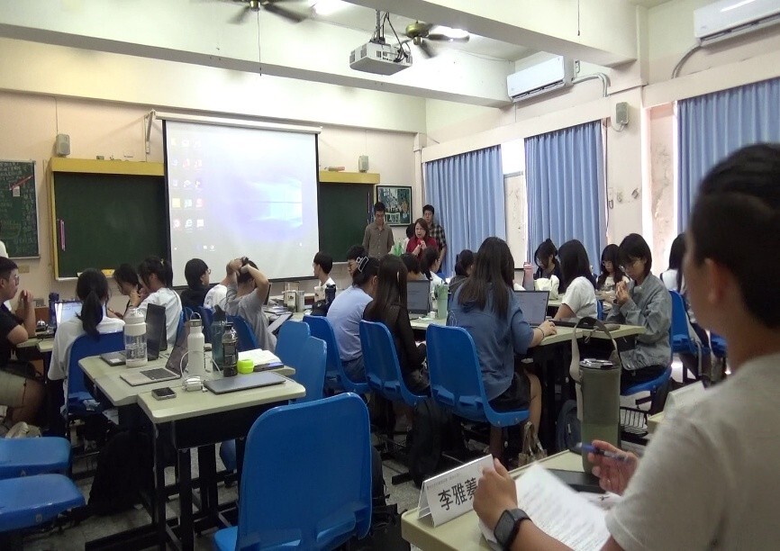 本校輔導與諮商學系白倩如副教授為發表會開場