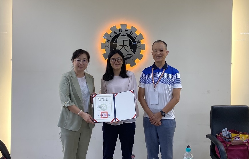 教育部會計處廖心儀科長（中）及教育部委託國立東華大學「增進國立大學性別預算編列之探討」研究計畫主持人：國立東華大學張德勝教授兼主任秘書（右）頒發感謝狀予中區性平中心召集人温媺純主任秘書（左）。