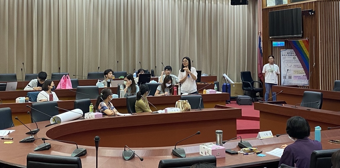 教育部會計處廖心儀科長（站立者）於「教育部增進國立大學性別預算編列及經驗交流座談會」（中區場）說明性別預算的編列實務與政策落實現況。