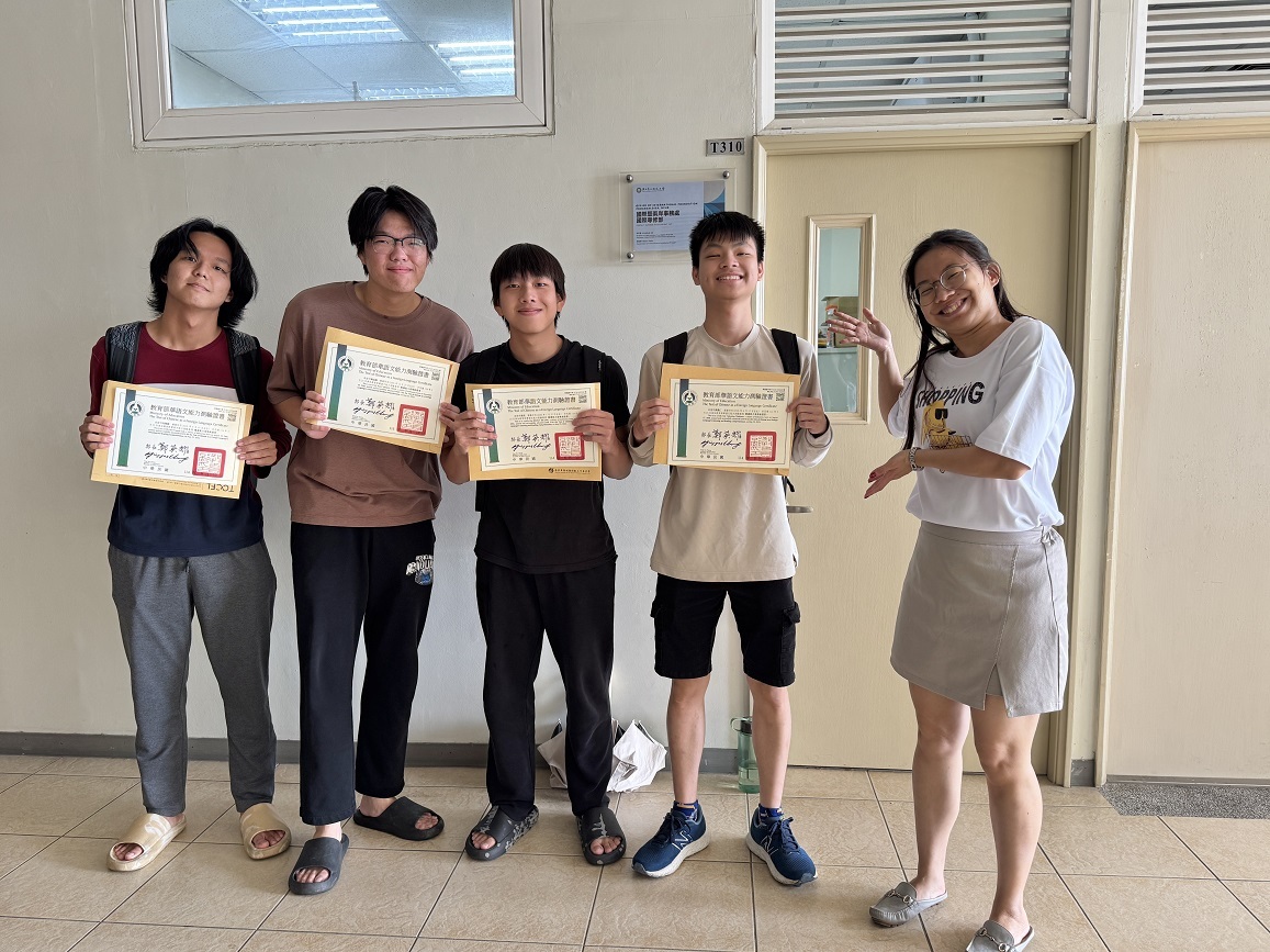 國際專修部學生收到TOCFL華語文能力測驗證書。IFP Students Receive TOCFL Certificates.