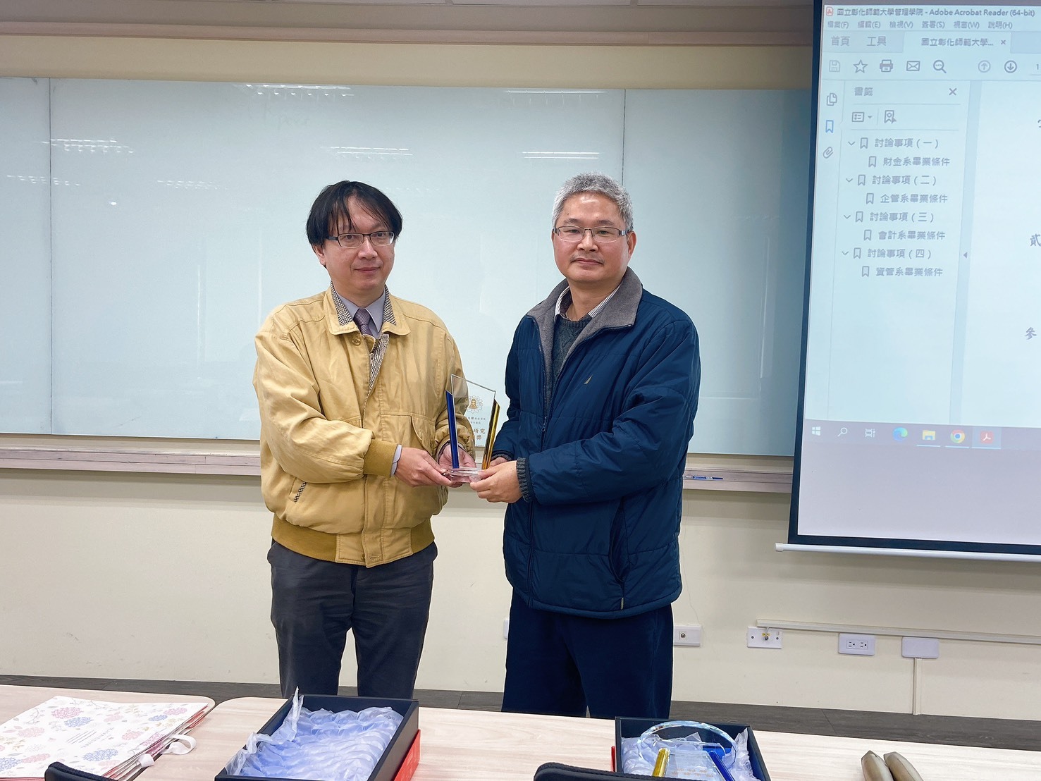 管理學院吳信宏院長（左）頒發傑出研究教師獎勵予資訊管理學系梁文耀老師（右）