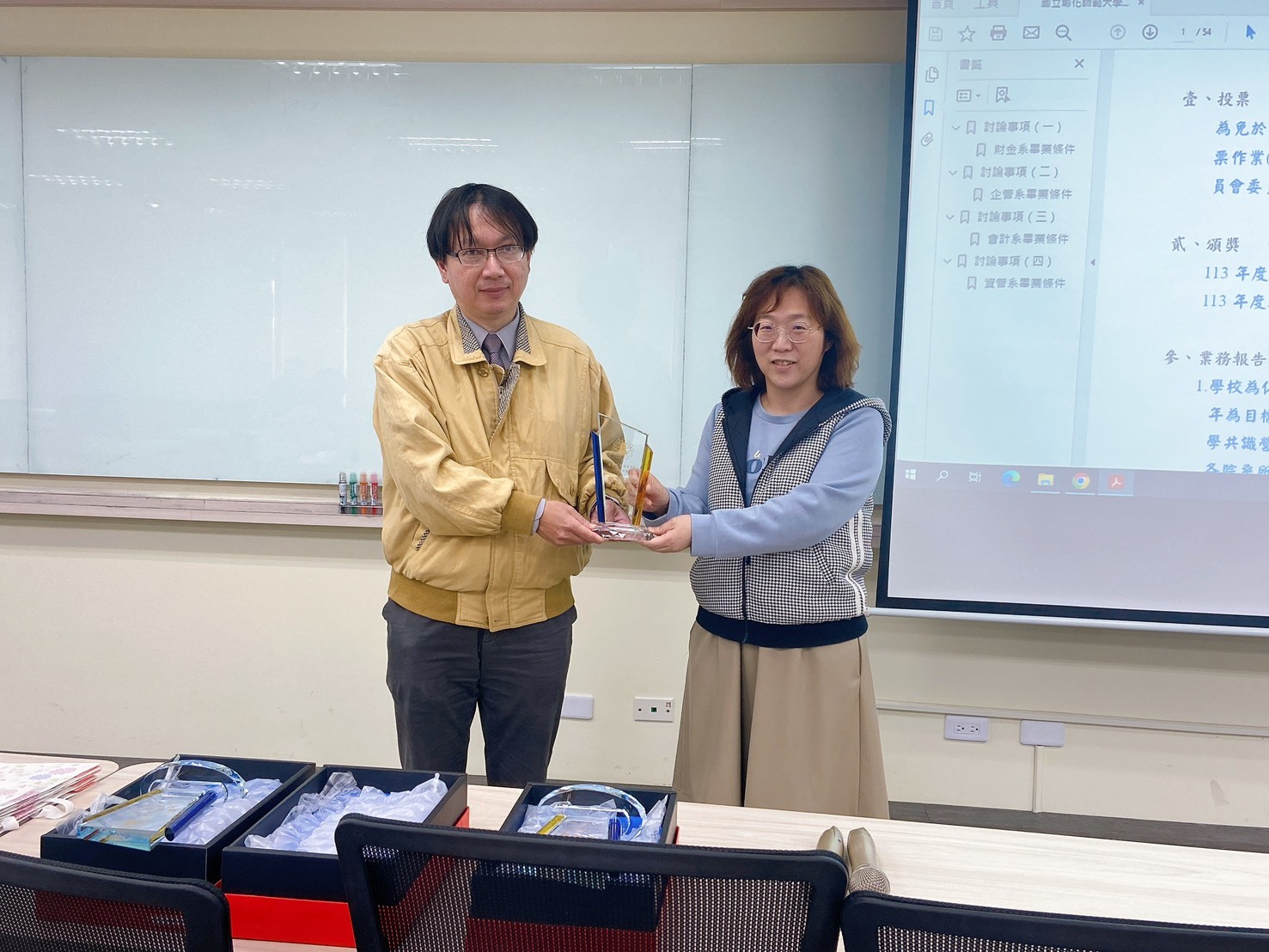 管理學院吳信宏院長（左）頒發傑出研究教師獎勵予企業管理學系白凢芸老師（右）