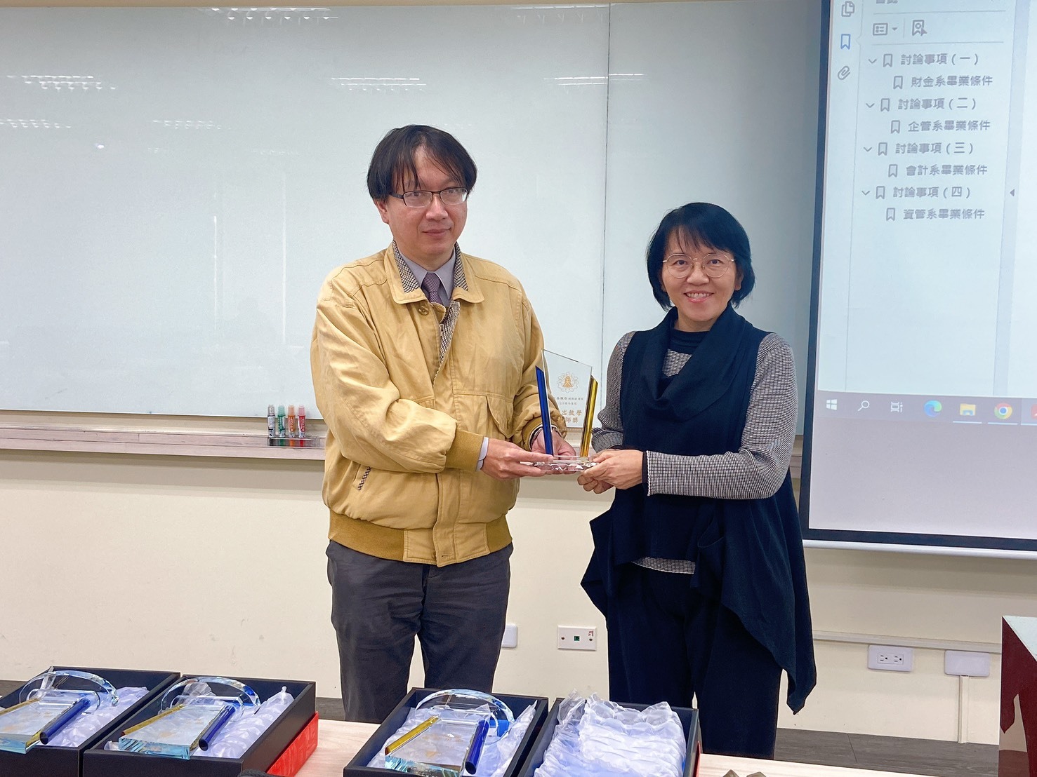 管理學院吳信宏院長（左）頒發傑出教學教師獎勵予資訊管理學系吳佩芬老師（右）