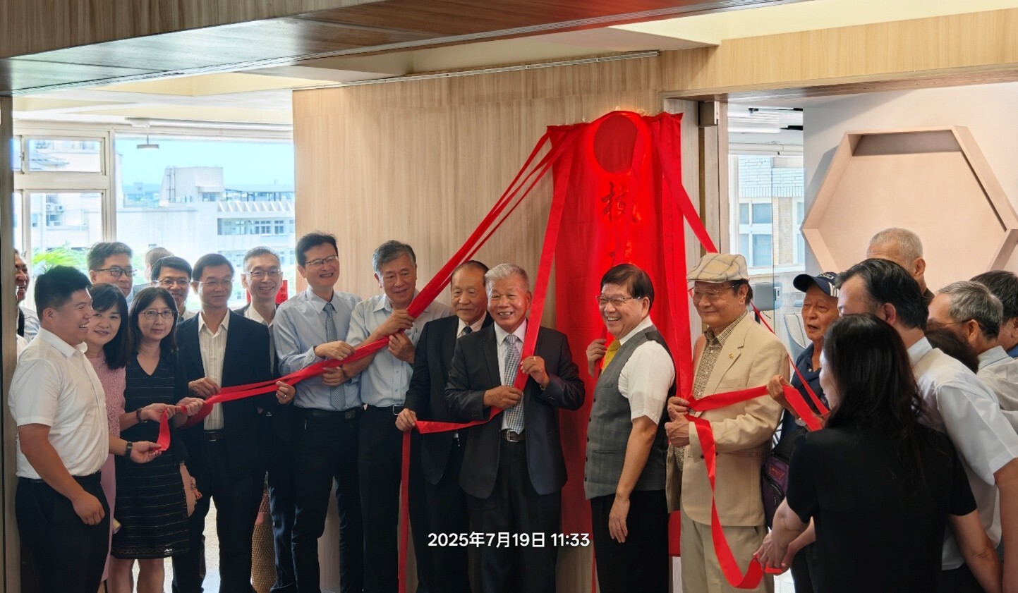 在柯育沅理事長與陳明飛校長的帶領下，眾多校友與嘉賓共同參與揭牌儀式，為校友會館啟用揭開榮耀序幕。