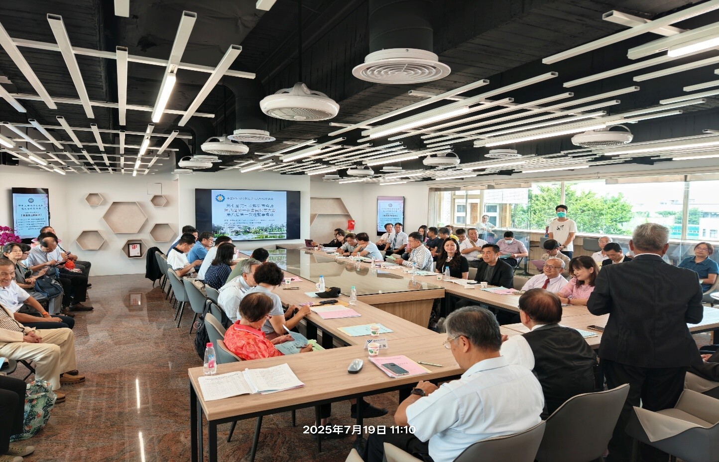 當天眾多校友與嘉賓參與會議，場面隆重溫馨。