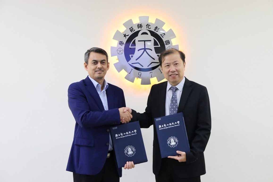 李國際長與Haji Ahmad Rashidy Razali校長簽署備忘錄。Dean Lee and Rector Haji Ahmad Rashidy Razali sign the MoU.