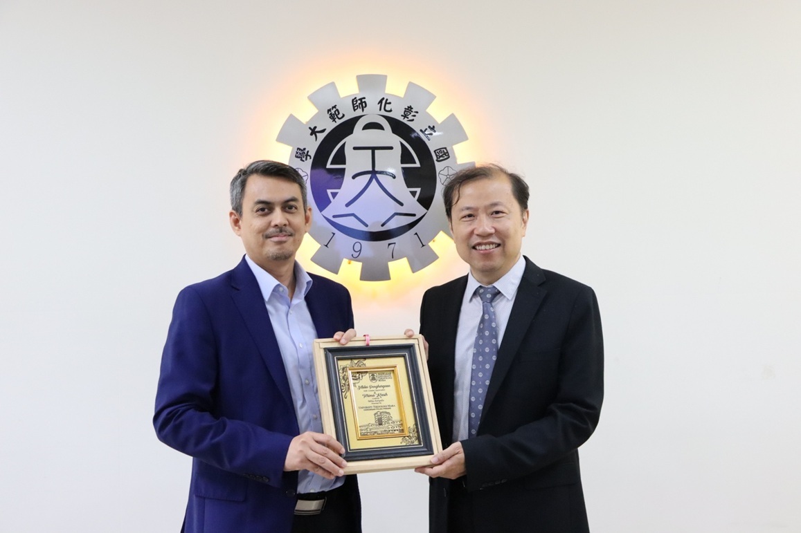 李國際長與Haji Ahmad Rashidy Razali校長交換禮物。Dean Lee and Rector Haji Ahmad Rashidy Razali exchange gifts.