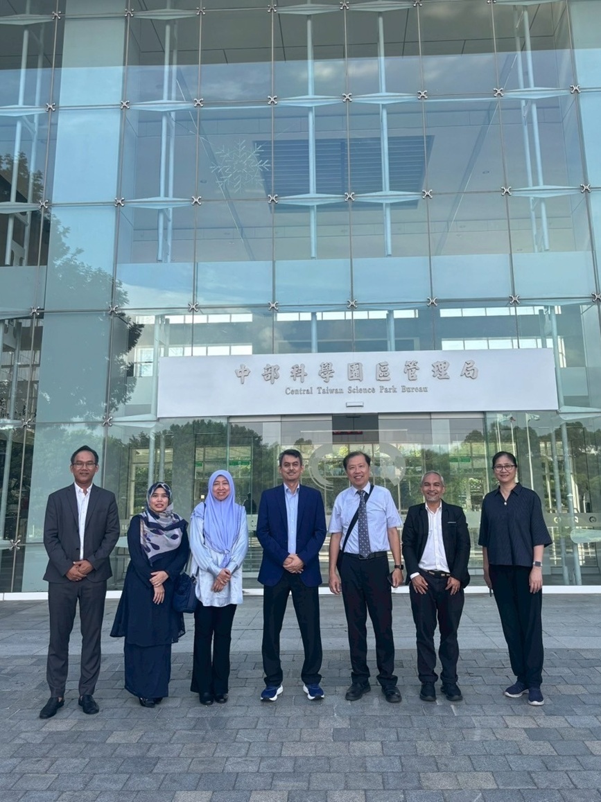 李國際長引領來賓參訪位於中科的矽品精密工業公司。Dean Lee leads the guests on a visit to SPIL, located in the Central Taiwan Science Park.