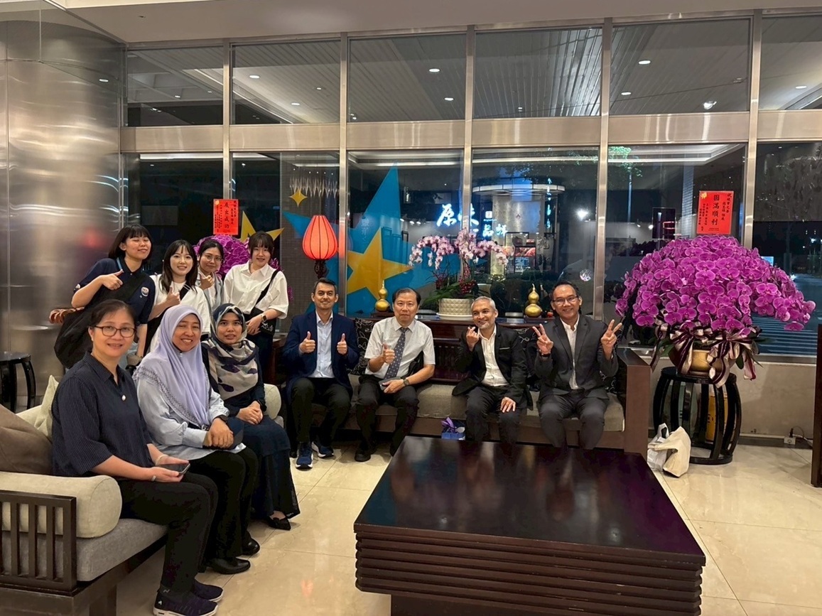 國際處師長與來賓合影。Group photo of International Office members with the guests.