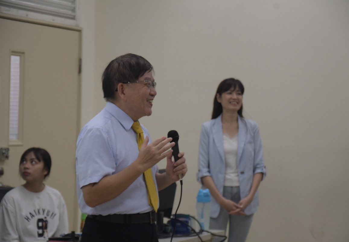陳明飛校長赴各系親師座談會現場致詞，歡迎新生及家長。