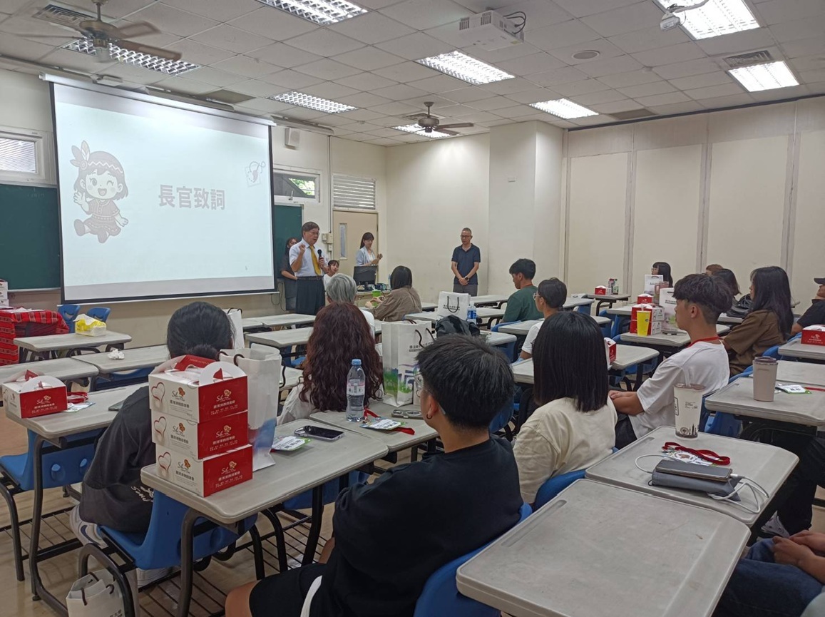 陳明飛校長赴高齡健康促進與照護管理原住民專班親師座談現場勉勵新生
