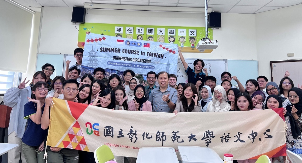 本校國際處語文中心與印尼優質學府─迪波內戈羅大學（UNDIP）合作，共同規劃、舉辦華語研習營；李漢文國際長、語文中心楊曉菁主任均出席營隊成果發表會，並與學員們合影。The Language Center of NCUE’s International Office co-organized a Chinese Language Camp with Indonesia’s prestigious Diponegoro University (UNDIP). Dean Hon-Man Lee of the International Office and Director Hsiao-Ching Yang of the Language Center were in attendance at the closing presentation and took photos with the participants. 