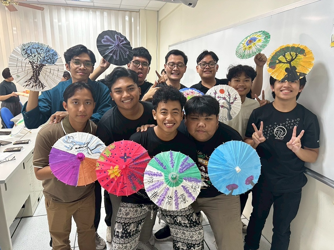 學員彩繪紙傘，畫出繽紛創意。UNDIP Students painted paper umbrellas, showcasing colorful creativity.