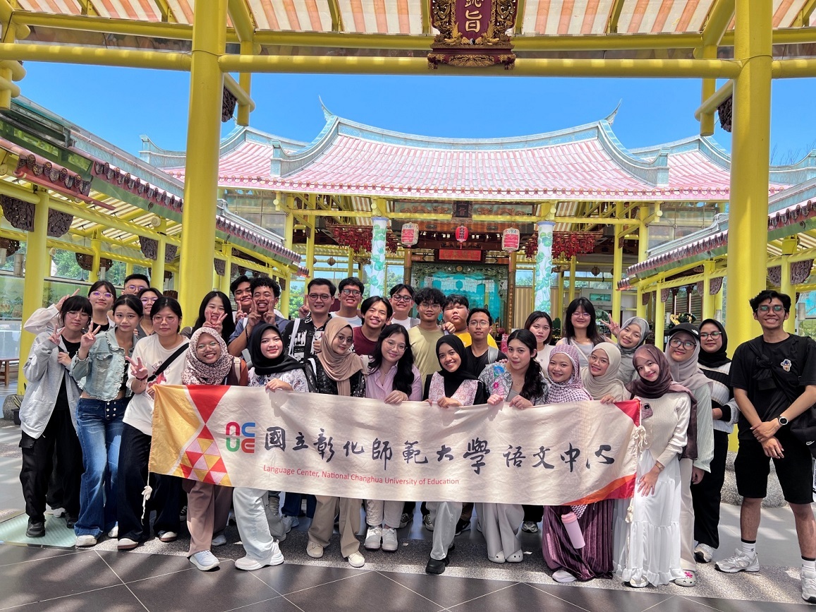 營隊引領該學員走訪鹿港，體驗在地文化，學員們於臺灣玻璃館留影。Camp participants visited the Taiwan Glass Gallery in Lukang to experience local culture.