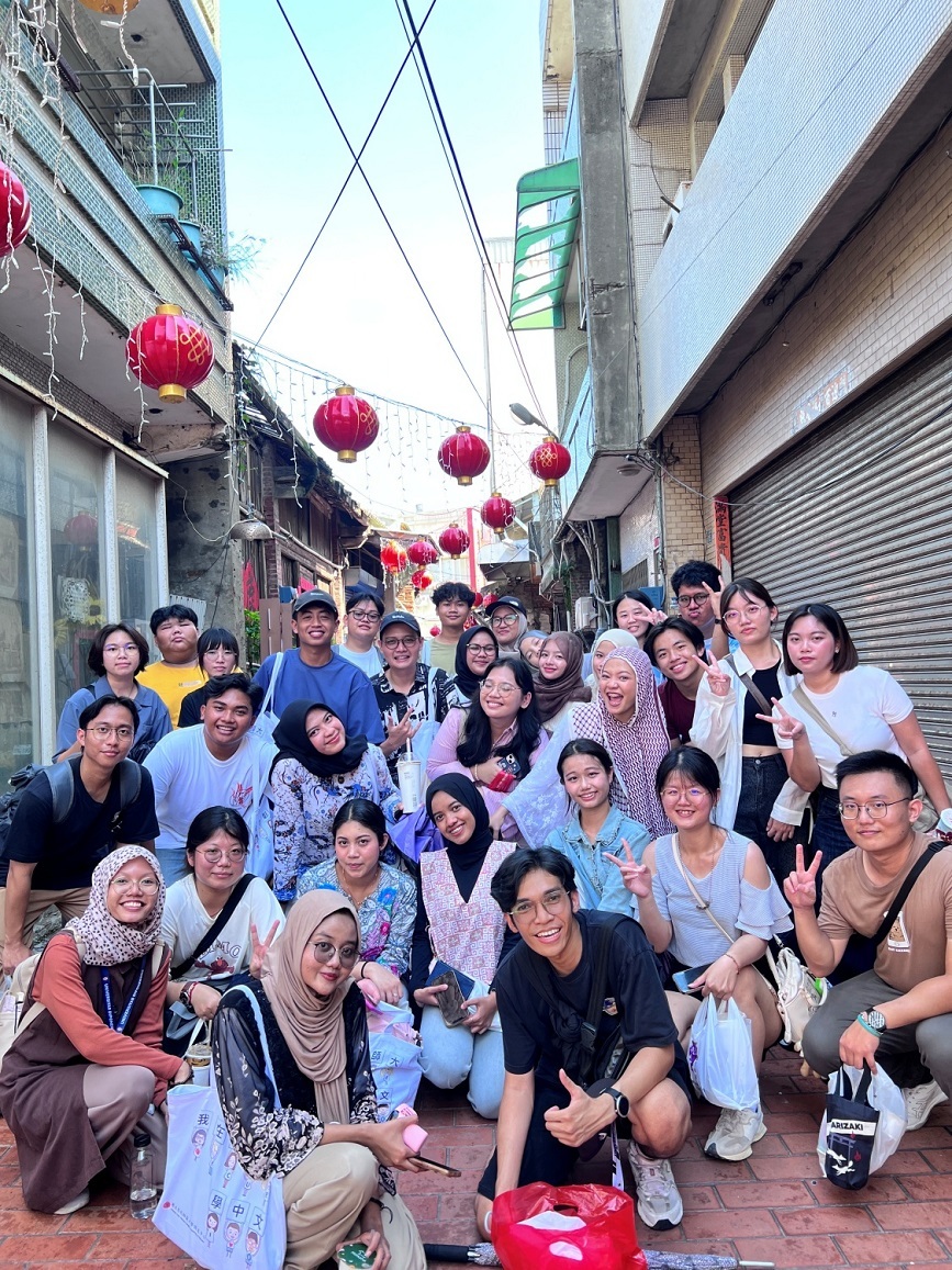學生漫遊鹿港老街，感受濃厚的文化氛圍。Students explored Lukang Old Street, soaking in its rich cultural atmosphere.