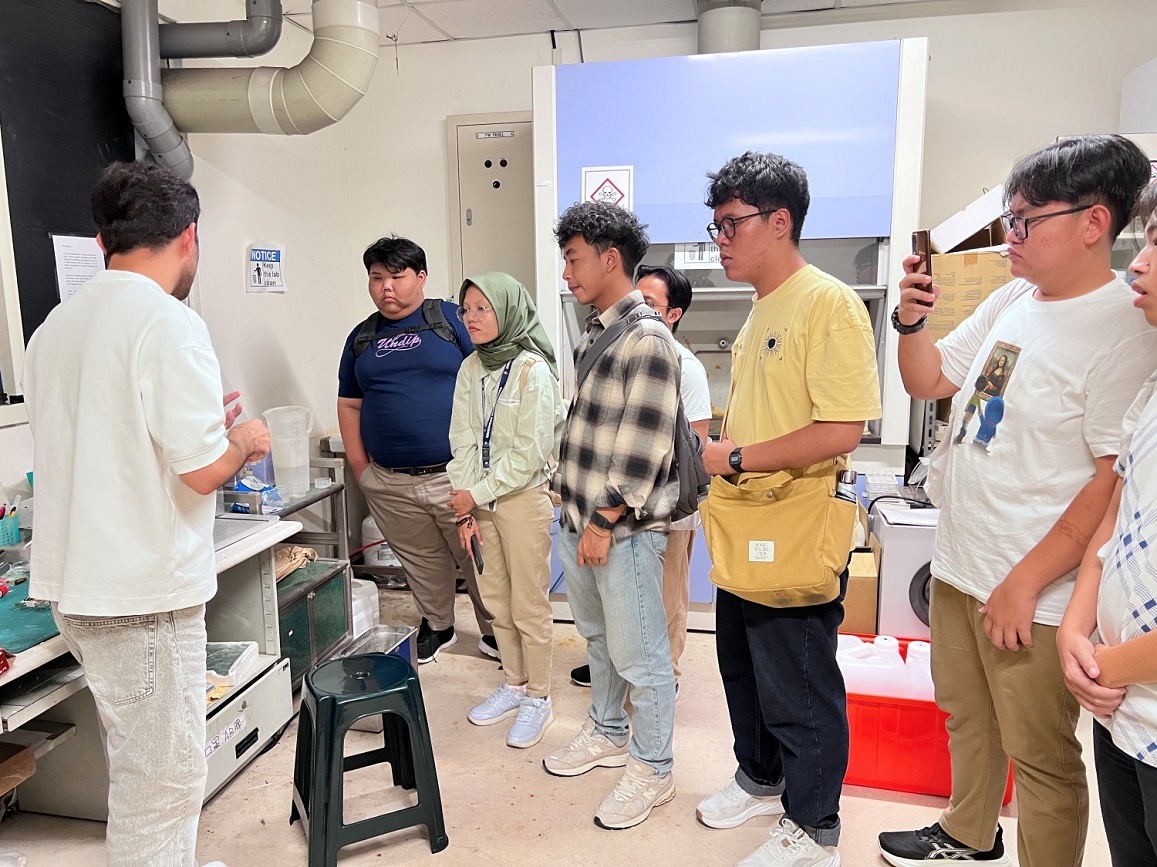 學員參訪本校理工學院實驗室。UNDIP students toured laboratories at NCUE’s Colleges of Science and Engineering.