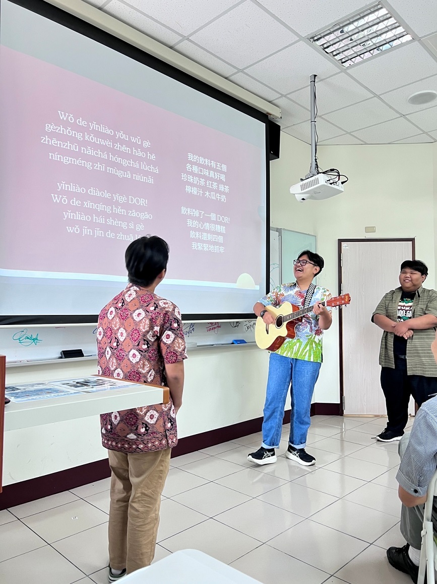 成果發表會上，學員透過多元形式，以中文分享學習心得。At the closing presentation, students shared their learning achievements in diverse ways, all in Chinese.