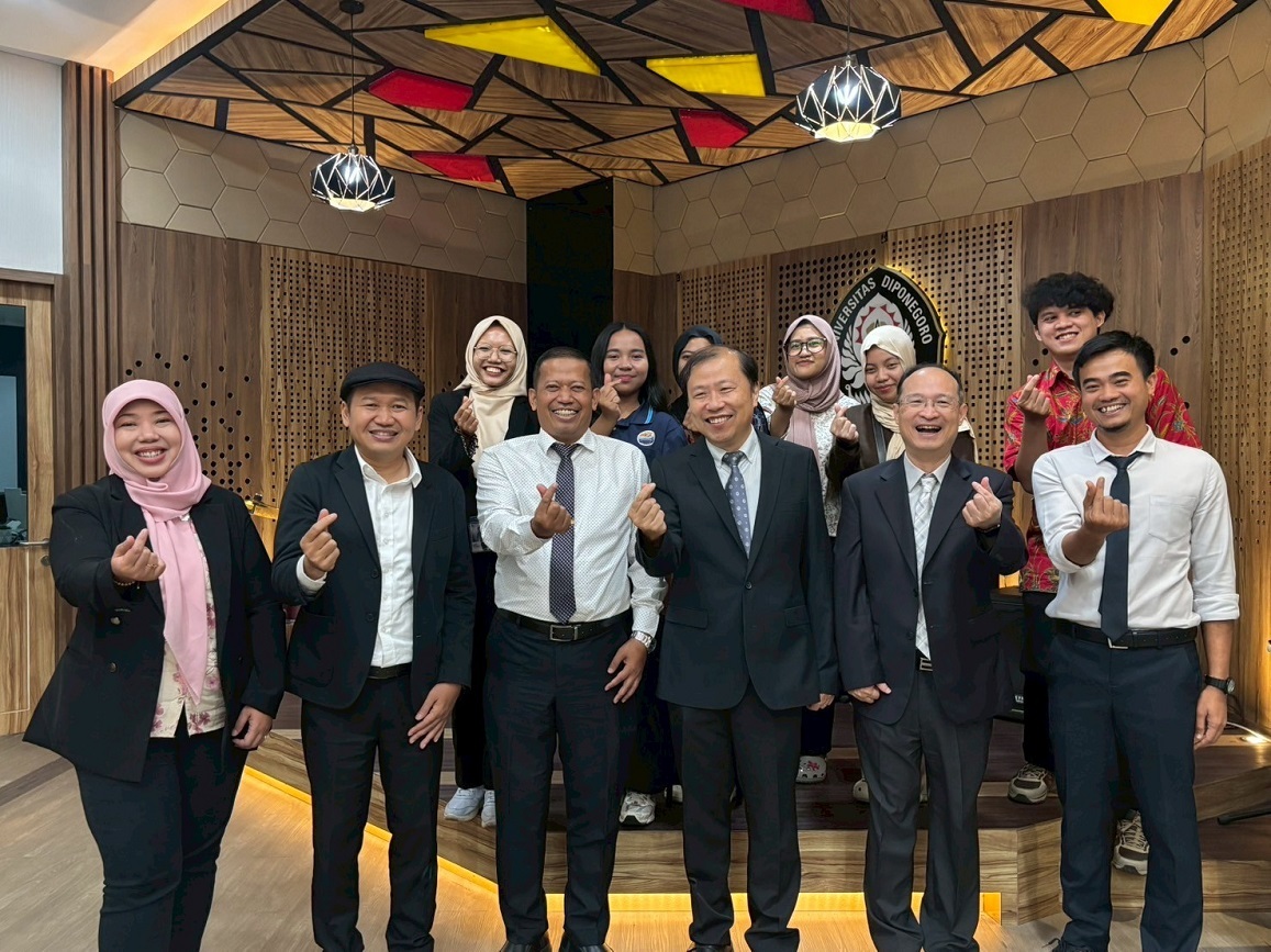 UNDIP華語營隊閉幕，李國際長與理學院黃啟炎院長（前排右三、右二）即赴印尼走訪十餘所大學，包括拜會UNDIP校長Suharnomo博士（前排左三），為雙方首度合作計畫致意，同時締結為姊妹校。Following the closing of the UNDIP camp, Dean Lee and Dean of the College of Science Chi-Yen Huang (front row, second and third from right) visited UNDIP President Dr. Suharnomo (front row, third from left) to established a partnership between both institutions.