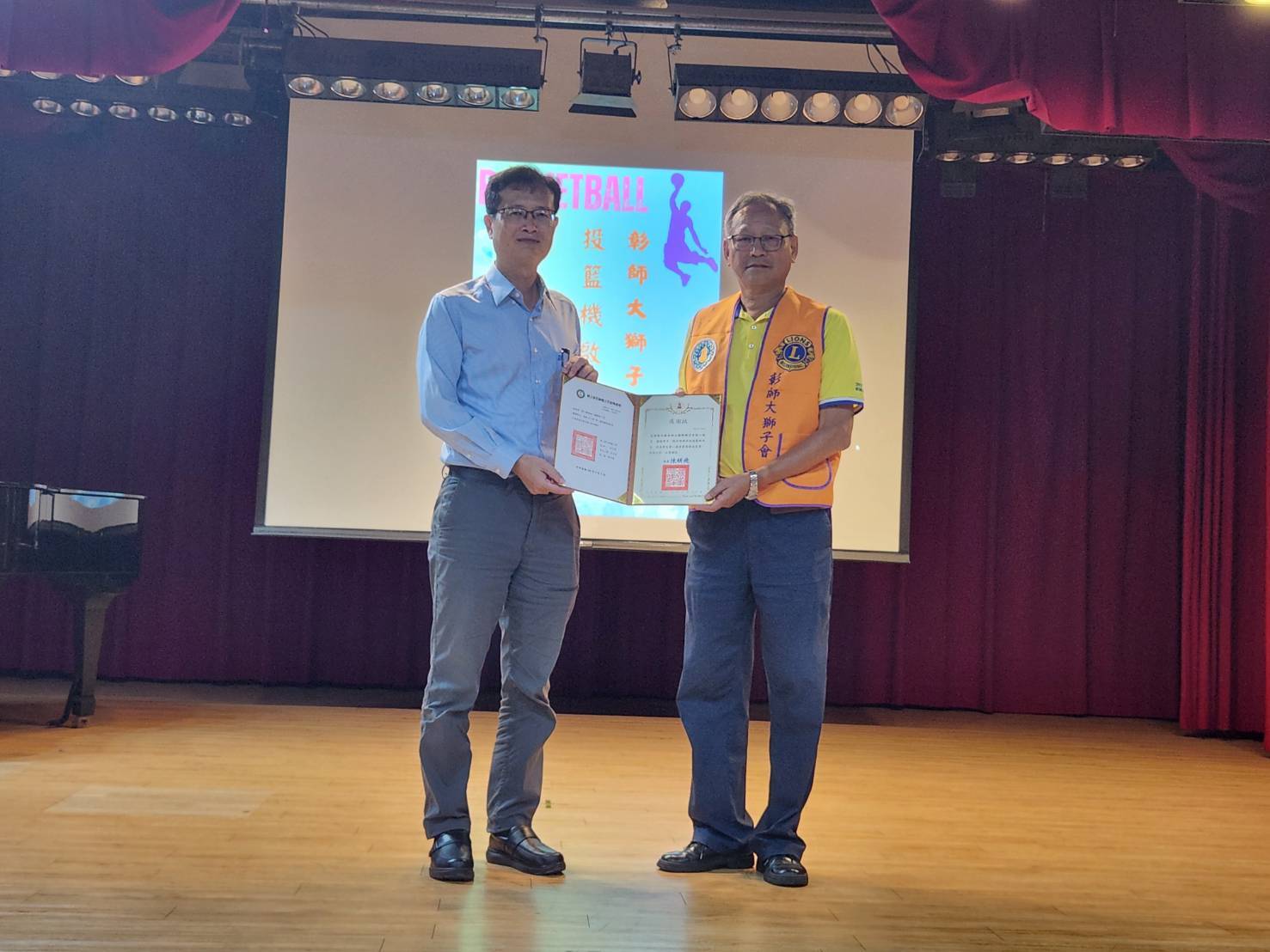 本校陳良瑞副校長（左）致贈頒發感謝狀予飛絡力電子股份有限公司蔡其明董事長（右）。
