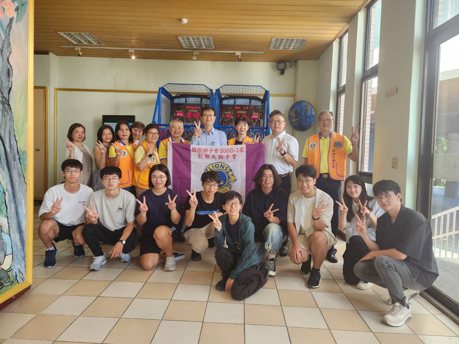 彰師大獅子會團隊與本校師生於投籃機前開心合影