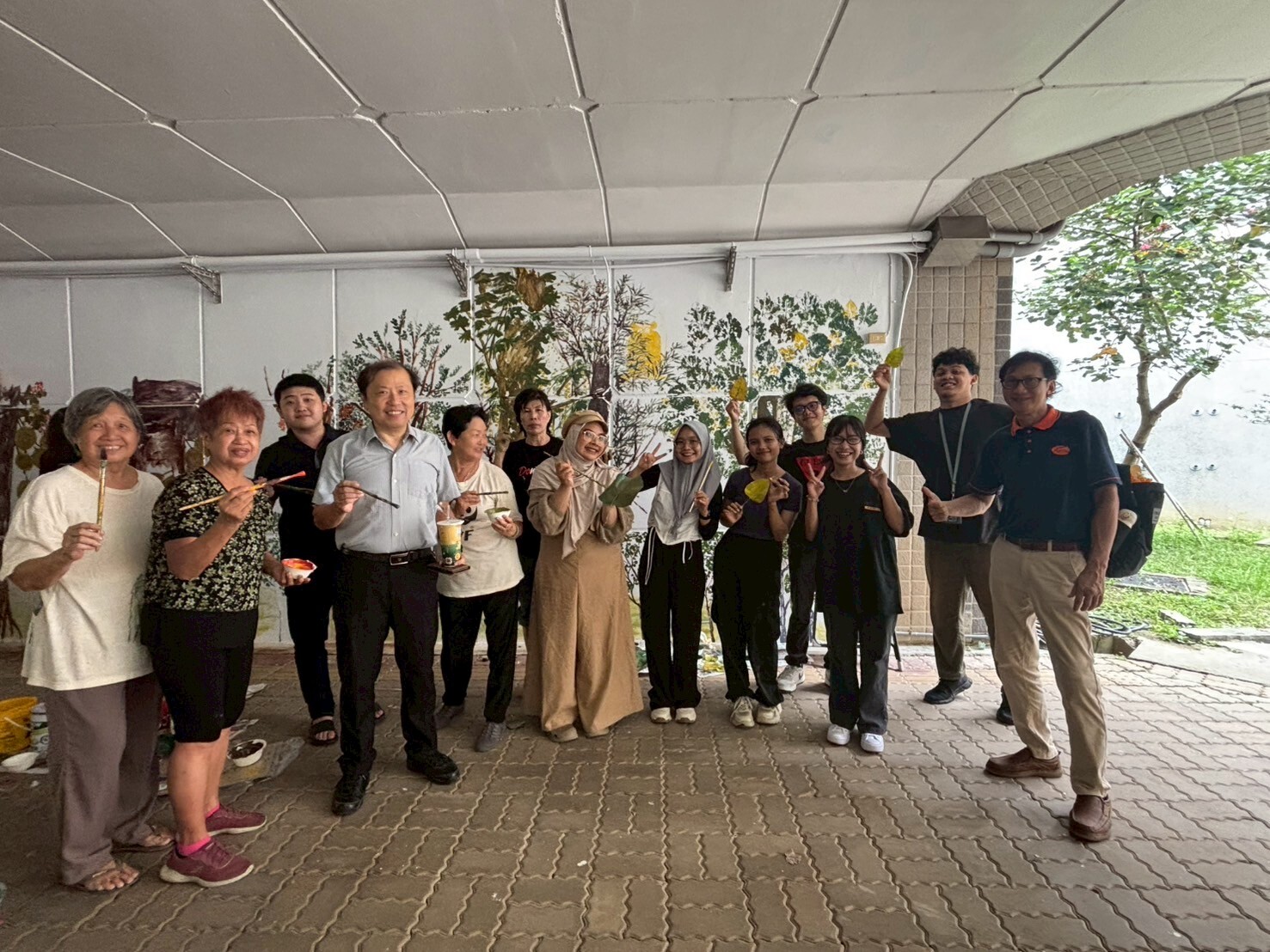 寶山校區的壁畫與校園景致相映成趣。At Baoshan Campus, the passageway mural and the surrounding scenery create a delightful visual harmony.