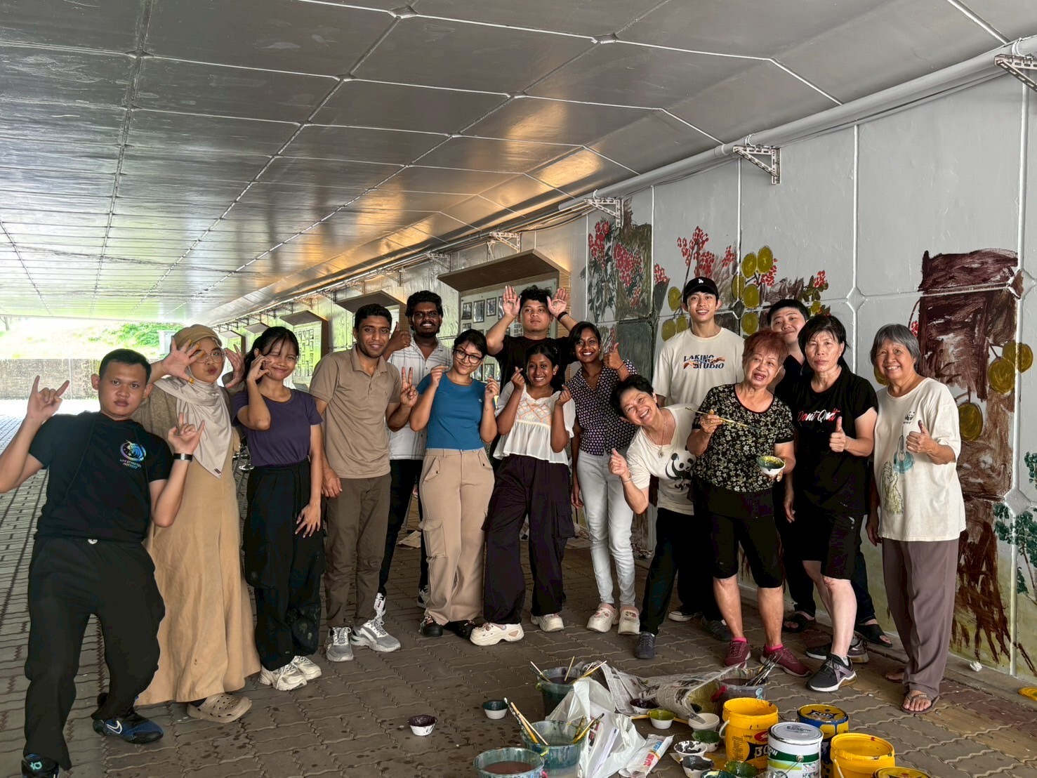 來自印度、印尼及巴基斯坦的外籍生與臺灣學伴也加入作畫行列。International students from India, Indonesia, and Pakistan, together with their Taiwanese buddies, also took part in the painting.