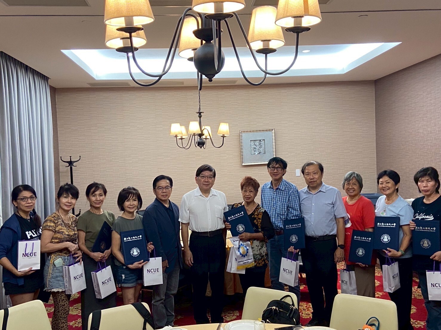 陳明飛校長（左六）特頒感謝狀予參與壁畫創作的莊老師、朱總會長（右五至右六）及其他七位藝術家，表彰他們以藝術為校園注入創意與繽紛；李漢文國際長（右四）及美術系邱文正主任（左五）見證此一溫馨時刻。NCUE President Ming-Fei Chen (sixth from left) presented certificates of appreciation to Mr. Chong, President Chu (fifth/sixth from right), and seven Malaysian artists for filling the campus with color and creativity. Dean Hon Man Lee of the International Office and Dean Yang-Wei Lin of the Academic Affairs Office joined in celebrating this inspiring moment.