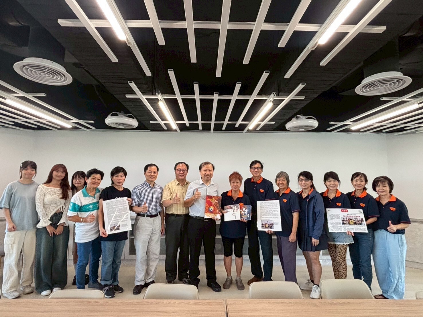 李國際長、教研所王智弘教授及校友服務中心鄭曜忠主任（左八至左六）等本校師長在歡迎會中與馬來西亞的藝術家們合影。At the welcome reception, Dean Lee, Professor Chih-Hung Wang of the Graduate Institute of Education, and Alumni Service Center Director Yao-Chung Cheng (from left, eighth to sixth) in a group photo with the visiting Malaysian artists.